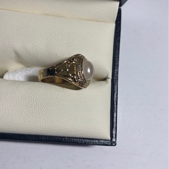 Ring 8.5 - Picture 2 of 3